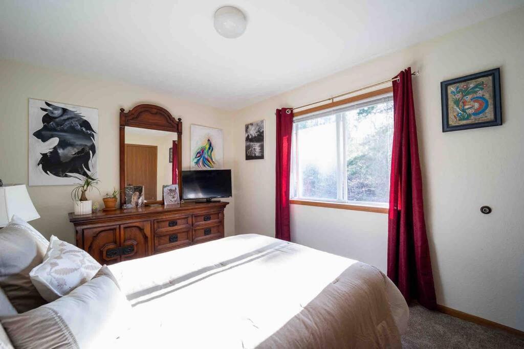 Quiet Artsy 2 Bedroom Condo W/ Indoor Fireplace Traverse City Exterior photo