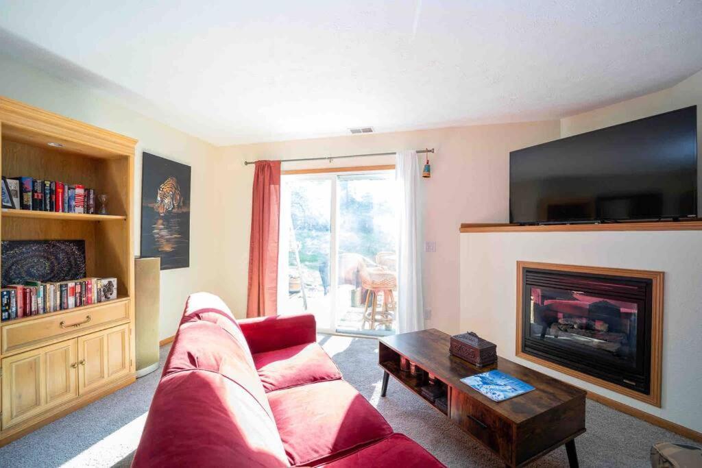 Quiet Artsy 2 Bedroom Condo W/ Indoor Fireplace Traverse City Exterior photo
