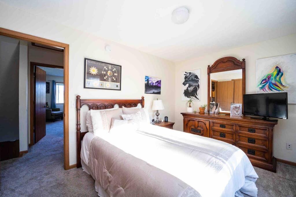 Quiet Artsy 2 Bedroom Condo W/ Indoor Fireplace Traverse City Exterior photo