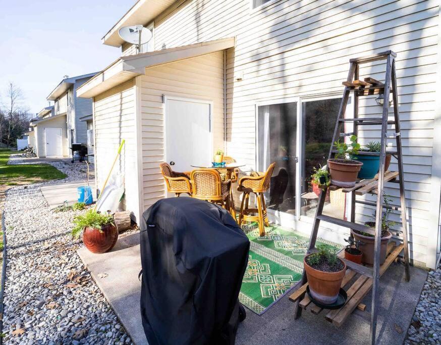 Quiet Artsy 2 Bedroom Condo W/ Indoor Fireplace Traverse City Exterior photo