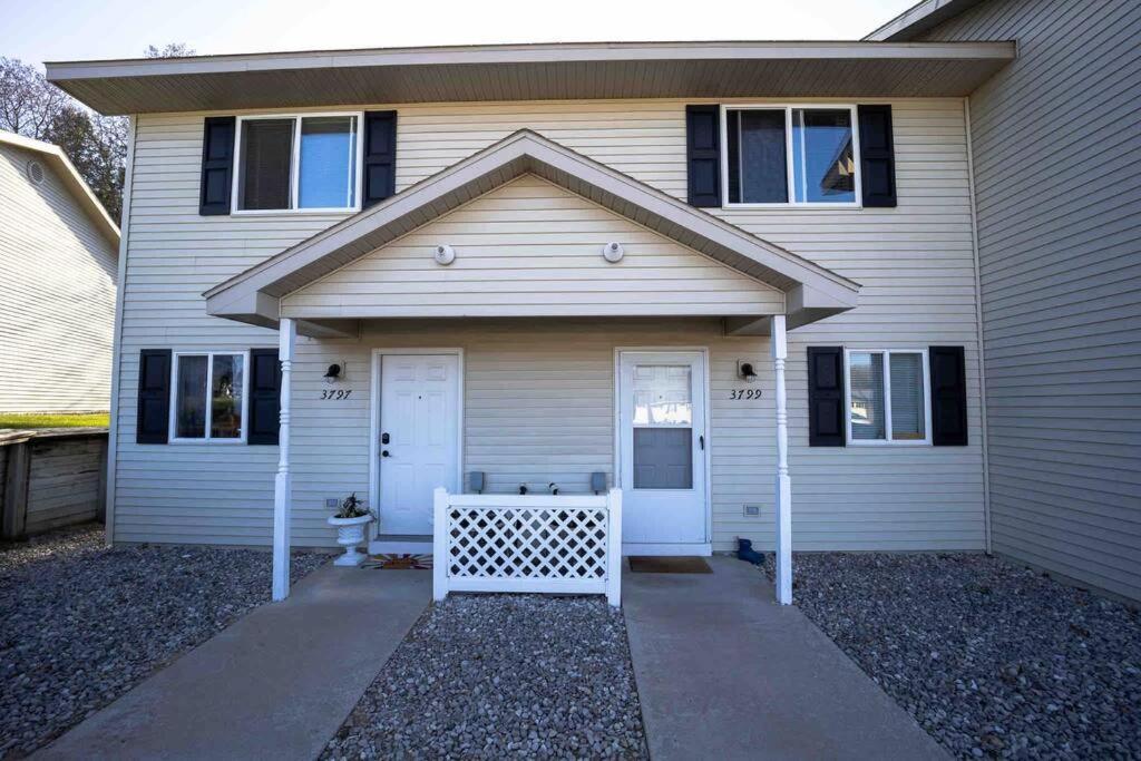Quiet Artsy 2 Bedroom Condo W/ Indoor Fireplace Traverse City Exterior photo