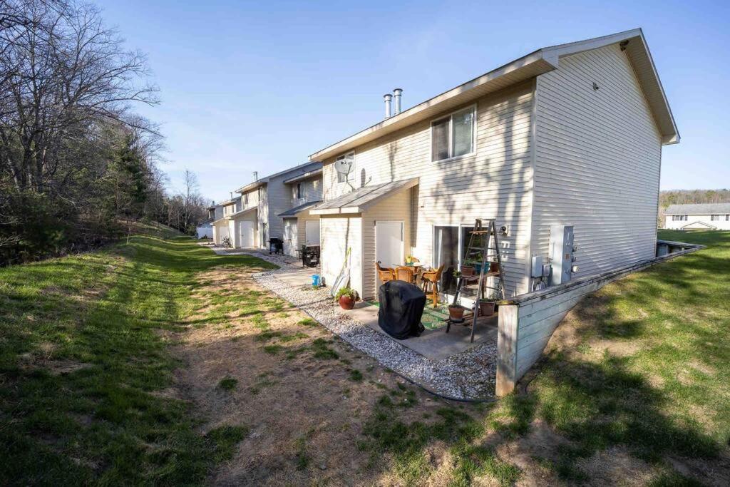 Quiet Artsy 2 Bedroom Condo W/ Indoor Fireplace Traverse City Exterior photo