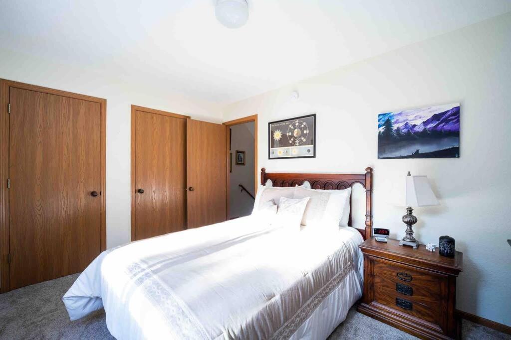 Quiet Artsy 2 Bedroom Condo W/ Indoor Fireplace Traverse City Exterior photo