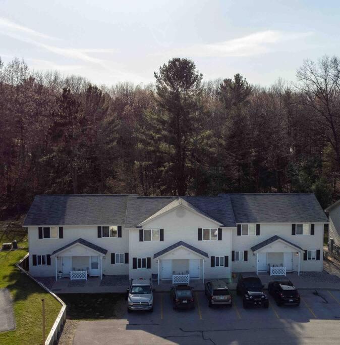 Quiet Artsy 2 Bedroom Condo W/ Indoor Fireplace Traverse City Exterior photo